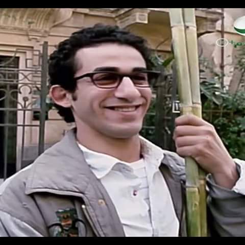 تأمل نفسك جيدا أمام المرآة ،هل هذا منظر شخص يراقبونه في صمت من بعيد !😂