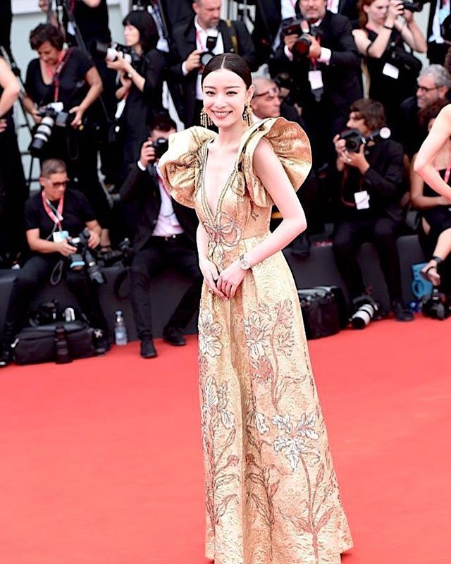 From Gong Li’s mesmerising Hopi hummingbird pendant earrings to Ni Ni’s Gucci pink tourmaline solitaire ring, we’ve rounded up the most dazzling jewellery pieces that appeared at this year’s Venice Film Festival. Tap our link in bio to see which ones we’… ift.tt/2HXyH6l