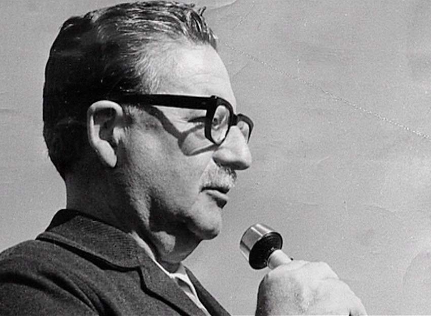 Viejo_Topo's tweet photo. Hoy hace 46 años un golpe fascista acababa con la vida de Salvador Allende. Honramos su memoria recordando este histórico discurso pronunciado en el Estadio Nacional de Chile en el acto de despedida al presidente Fidel Castro en diciembre de 1971. https://t.co/G8rwliqlqP https://t.co/YrorKQI3w0