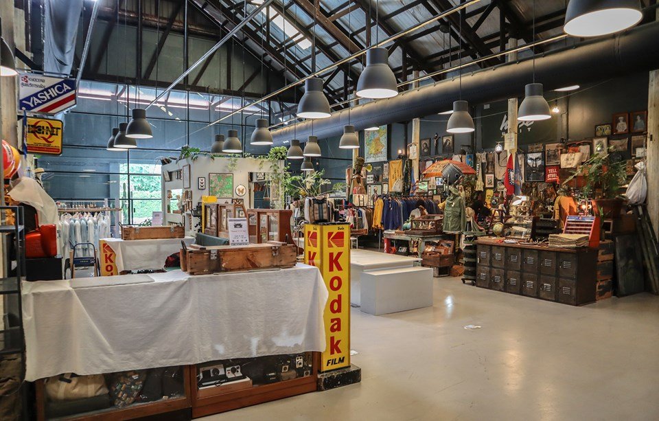 warehouse30's tweet photo. 📢📢 ปิ๊งป่อง ประกาศนิดนึง ร้าน Horse Unit, Woot Woot Store ลากพักร้อน เปิดอีกที 19 กันยายนนะ
และร้าน หนวดกล้องฟิล์ม จะเปิดวันที่ 20 กันยายน เหงาๆหน่อย แต่มาเดินเล่นที่ Warehouse30 Market ได้นะ

#warehouse30 #chareonkrung #chareonkrung30 #เจริญกรุง #เจริญกรุง30 https://t.co/0A2AHqruv8
