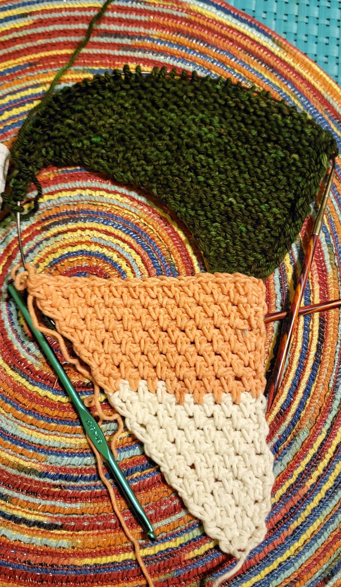 PearlML's tweet image. Yo cogi el hilo de doa colores para probar un punto q queria hacer en el hilo verde y termine empezando otra bufanda 😳🤷‍♀️ pero la verde tiene prioridad lol
#knitting #crochet #makeallthethings
