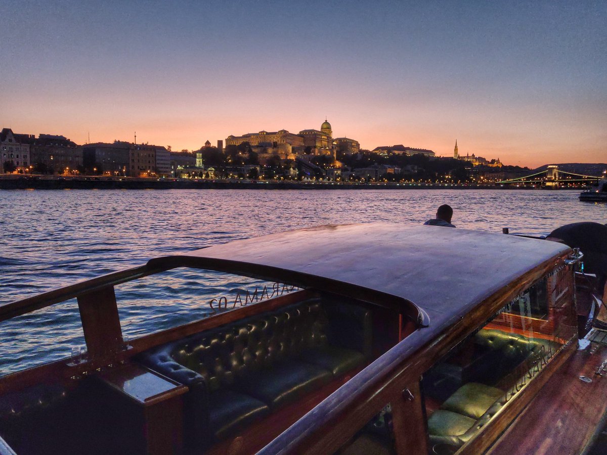 Dunarama's tweet photo. #Budapest #sunset https://t.co/sgDrUkcjuQ