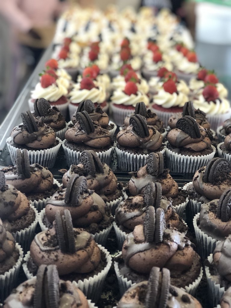 _Motez's tweet photo. 🚨🚨Cupcakes and Jars for the day! 
5cupcakes- P50
Cake Jar- P25
We open for Business.⚡️ https://t.co/3ACGNB2DH6