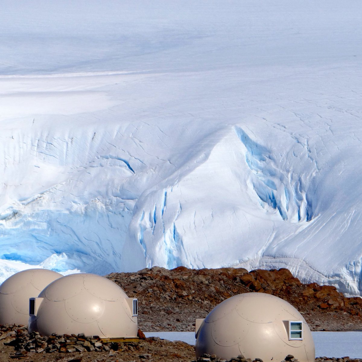 serhatisildak's tweet photo. Favorisi kış tatili olanlar için harika bir tatil seçeneği;White Desert! Antarktika’yı keşfetmek için çok özel bir glamping.Yılda sadece yüz kişi konaklayabiliyor. Kasım-Ocak süresince hizmet veriyor.Her açıdan çok özel bir tatil deneyimi. #whitedesertantarctica #luxurylife https://t.co/fhI3w11eyU