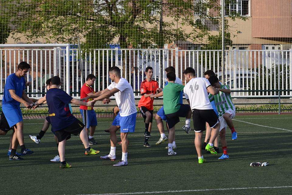<a href="/MarcBartra/">Marc Bartra</a> Te invito que conozcas la asociación <a href="/MarafikiSevilla/">Asociación Marafiki</a> y al <a href="/ciudadjardincf/">CIUDAD JARDÍN C.F.</a> de Sevilla donde todos los años organizan algún entrenamiento donde estaras invitado <a href="/MarcBartra/">Marc Bartra</a>