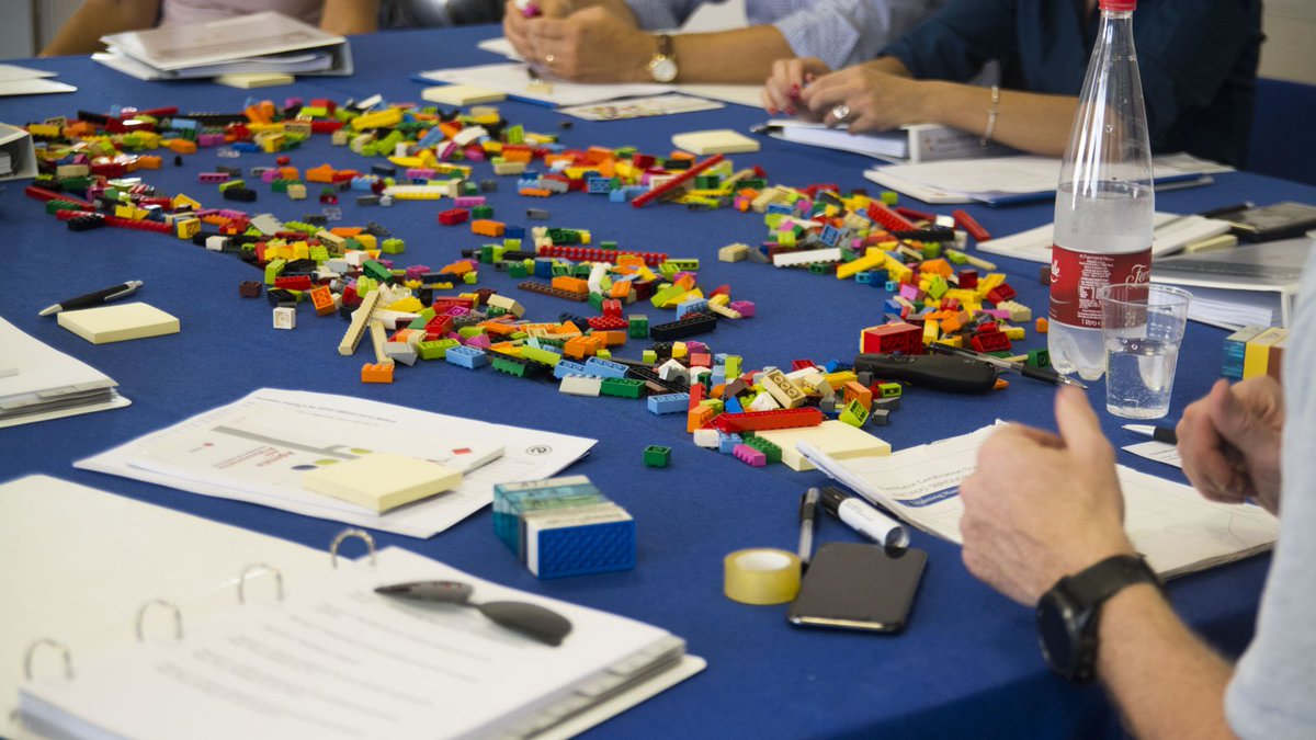 agenfap's tweet photo. Inizia il corso per diventare Facilitatore #LegoSeriousPlay. #PerKristiansen introduce i concetti chiave delle 4 giornate di formazione.
#LSPtraining #LSP #Roma #Agenfap #10settembre https://t.co/V54KNuo0KC