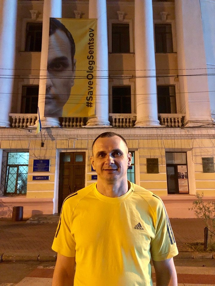UKRINFORM's tweet image. Вільний Олег Сенцов біля банера #SaveOlegSentsov 
Фото: Anna Palenchuk