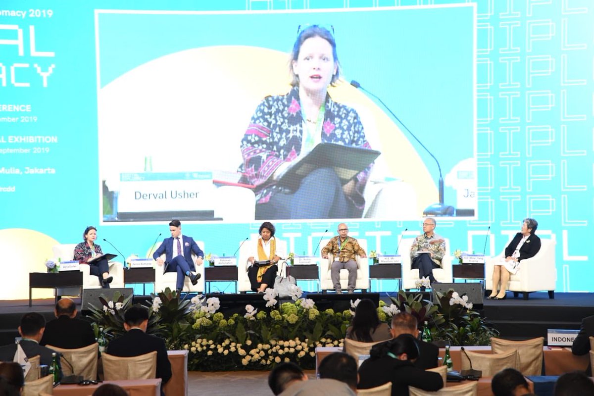 Kemlu_RI's tweet photo. Prominent panelists from goverment, think-tank and private sectors discussed “The Role of Digital Diplomacy in Crisis Situation” during the second session of #RCDD. We talked on how #DigitalDiplomacy played a crucial role in creating communication strategy during crisis. https://t.co/a5z44OYKbz