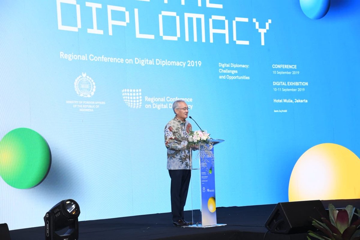 Kemlu_RI's tweet photo. Prominent panelists from goverment, think-tank and private sectors discussed “The Role of Digital Diplomacy in Crisis Situation” during the second session of #RCDD. We talked on how #DigitalDiplomacy played a crucial role in creating communication strategy during crisis. https://t.co/a5z44OYKbz