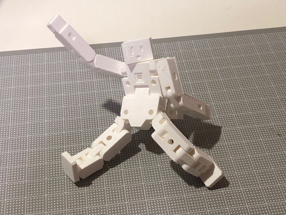 jun1_mac's tweet image. 組み立てなしの一発出力シリーズ
ロボット型フィギュア
今回は強度を考慮してPLAで出力。積層0.1mmで8h。
ラフトはキレイに剥がれても、関節の癒着を剥がすのにとても緊張する。
市販のジョイント使わずにかなり動くのが作れるのはスゴイな(　ﾟдﾟ)
#Adventurer3 #flashforge