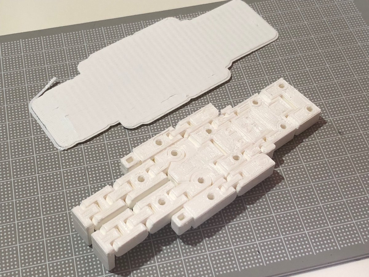 jun1_mac's tweet image. 組み立てなしの一発出力シリーズ
ロボット型フィギュア
今回は強度を考慮してPLAで出力。積層0.1mmで8h。
ラフトはキレイに剥がれても、関節の癒着を剥がすのにとても緊張する。
市販のジョイント使わずにかなり動くのが作れるのはスゴイな(　ﾟдﾟ)
#Adventurer3 #flashforge