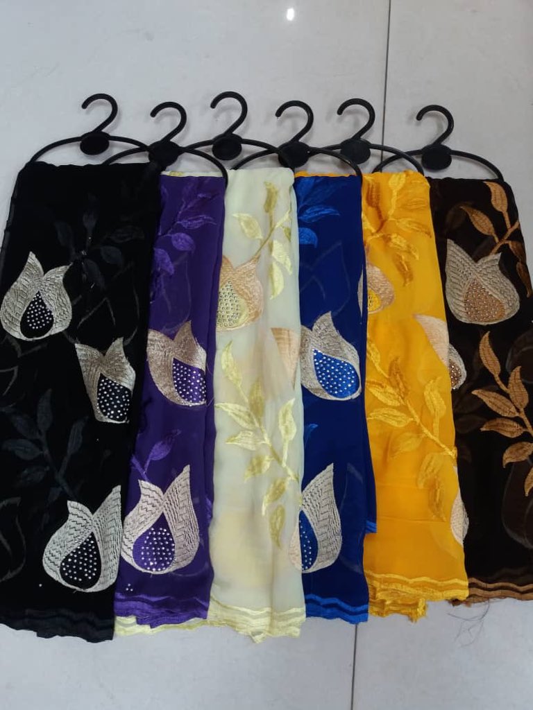 siimasoud's tweet photo. Mwanamke stara mitandio mizuri kabisa good quality material at 13000/-  toa order yako kupitia 0713035089 karibuni sana 🔥😍 https://t.co/pTaBvQjDYC
