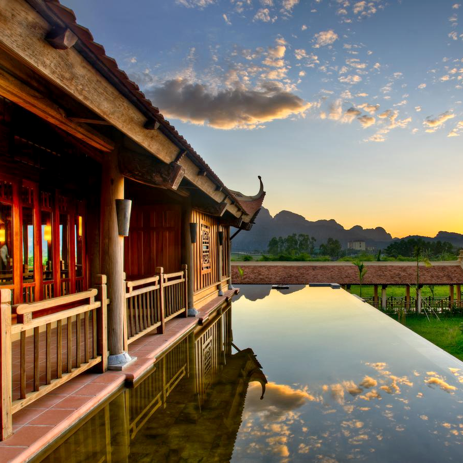 MyanmarTouching's tweet photo. Driving for 90 minutes from Hanoi, Emeralda Resort is the largest five stars resort in the north of Vietnam. Located in the charming mountain, Emeralda Resort is considered as a dreaming resort for both domestic and foreign tourists when visiting Ninh Binh.
#ninhbinh #vietnam https://t.co/QA7fiJTPi3
