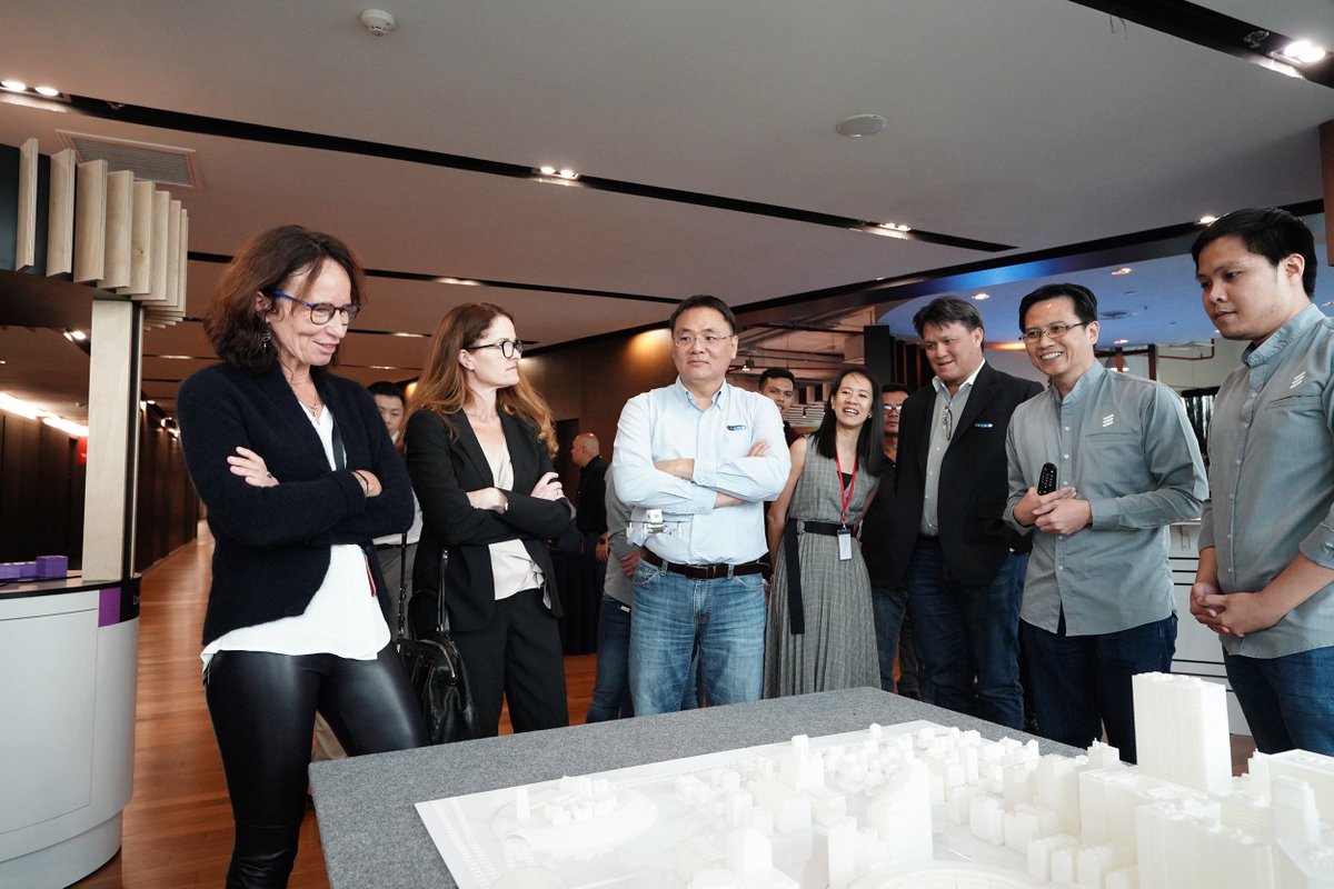 EricssonAPAC's tweet photo. Ericsson is constantly pushing the boundaries of #5G. Recently, we partnered with @dtac #Thailand for a 5G trial on 28 GHz spectrum. As part of the LIVE trial, we showcased the possibilities that 5G will enable such as low latency &amp; superfast download speeds of over 1.8 Gbps. https://t.co/FuwGTQXBXr
