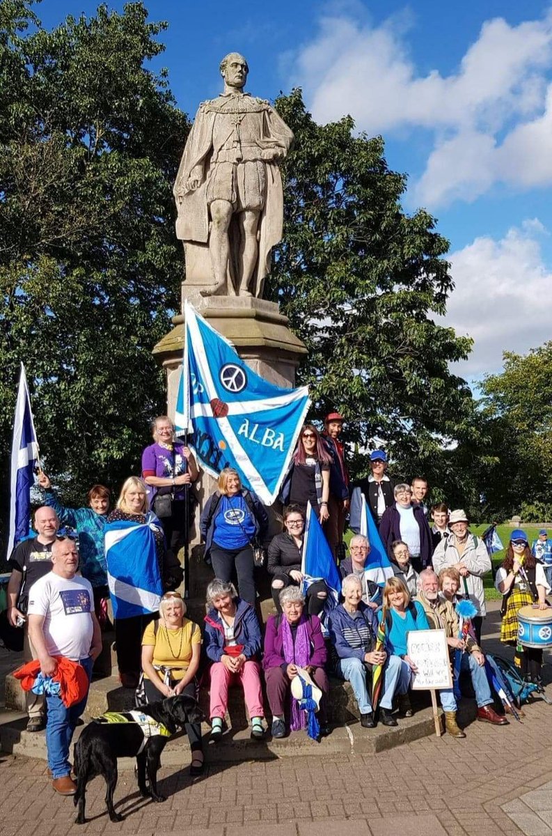 YesRosCataibh's tweet photo. Highlanders at Perth march, great atmosphere, lovely weather and fantastic people ๐ #teamyrs #AUOBPerth #yes #Indyref2 https://t.co/Chu2id9LfN