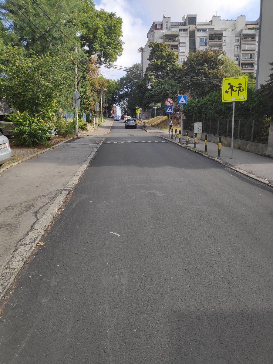 Asfaltirana ulica Jovana Rajica bez pesackih prelaza vise od 10 dana neposredna blizina osnovne skole @prijavi_problem opasnost !