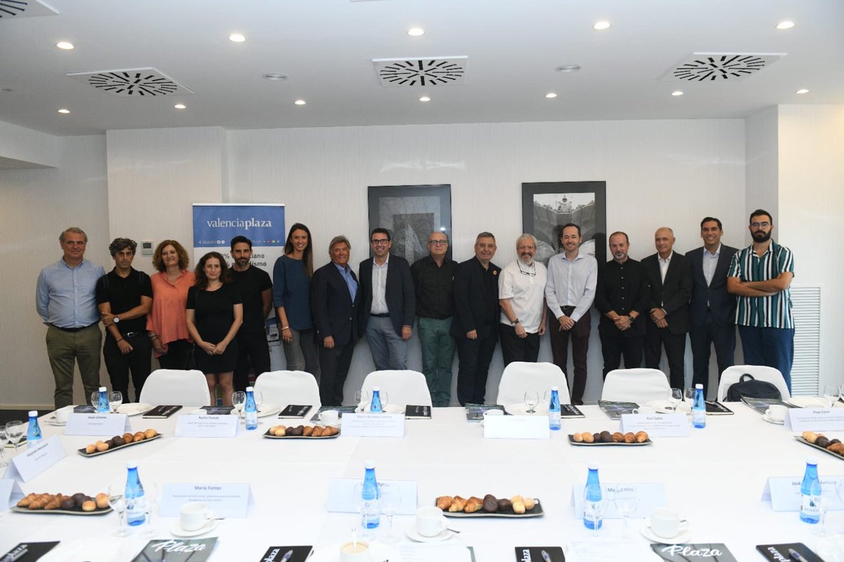 maytedomingo_'s tweet photo. @valenciaplaza los primeros en celebrar “Valencia, Capital Mundial del Diseño”. Hoy con este sector para debatir sobre el estado del diseño en nuestra ciudad @habitatvalencia @xavicalvo @CDICV @AndreuWorld @dximagazine #jmmartinez #odosdesign #yonoh #vicentmartinez #nachopoveda https://t.co/I6yYb6ubCt
