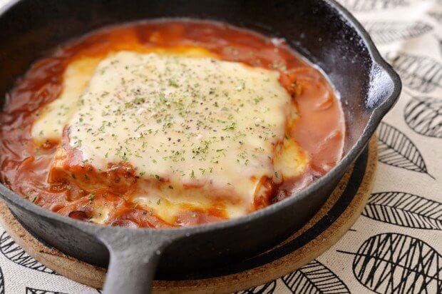 ore825's tweet photo. 体重が気になっても食べられる超旨い低糖質デブ用ピザの開発に成功しました

「豆腐ピザ」

フライパンにオリーブ油小2を引き玉葱1/4個、木綿豆腐一丁を横半分に切り150gカットにし両面焼き目をつけ

トマトジュース60cc、コンソメ小2//3、塩胡椒入れ煮詰め、ピザチーズ30g乗せ蓋をしとろけたら完成！ https://t.co/XXbEWTphh4