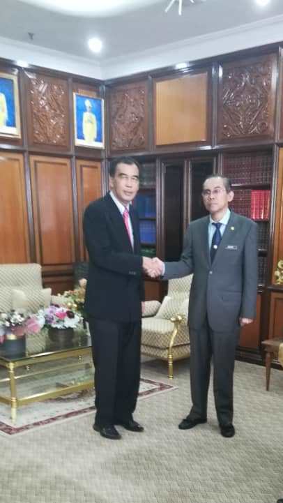 Ir. Yusuf bin Abd. Ghani telah melapor diri kepada YB Dato SUK sebagai Pengarah JKR TRG yang baharu pada 10.9.2019. Seluruh warga kerja JKR TRG mengucapkan Tahniah.
<a href="/DrAhmadSamsuri/">Dr Ahmad Samsuri Mokhtar</a> <a href="/SUKTRG/">SUK Terengganu</a> <a href="/JKRMalaysia/">JKR Malaysia</a> <a href="/yusufghani200/">تذكرة</a> <a href="/Nuzulnisa/">Nuzulnisa Barudin</a> <a href="/jasmi99203168/">jasmi</a>