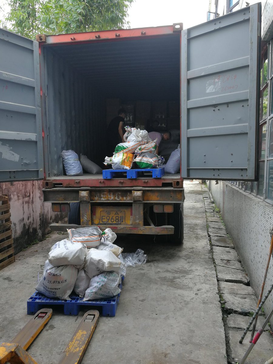 Fischer168's tweet photo. Loading container of #aquarium #drift #wood spider #root Leopard #stone for landscaping https://t.co/NyKI8iMXJv