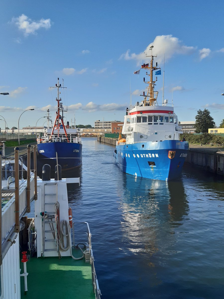 HereonHelmholtz's tweet photo. Viele Grüße von den drei Forschungsschiffen UTHÖRN (@AWI_de), LITTORINA (@GEOMAR_de) und LUDWIG PRANDTL (@HZG_de). Die Besprechung heute morgen fand bei bestem Wetter statt. Jetzt liegen alle drei Schiffe vor Cuxhaven und starten ihre Messungen für @HelmholtzMoses. #MOSESresearch https://t.co/NwfgeR8RWY