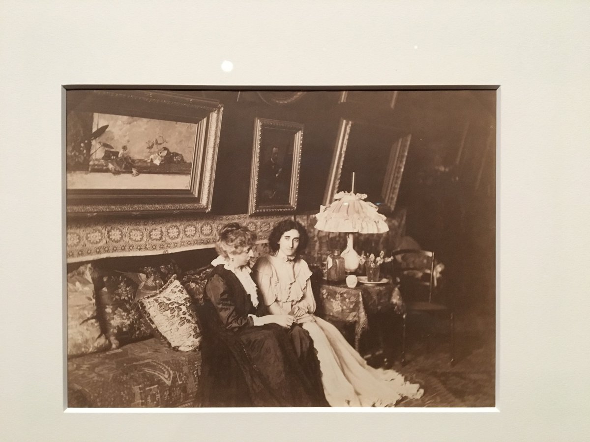 三菱一号館美術館 マリアノフォルチュニ展 こちらはフォルチュニ家がパリから移り住んだヴェネツィアの館 マルティネンゴ邸 内部です 長椅子に座っているのは母のセシリアと姉のマリア ルイサ 壁にかかっているのは15 年 プラド美術館展 で 三菱一号館美術館 マリアノフォルチュニ展 こちらはフォルチュニ家がパリから移り住んだヴェネツィアの館 マルティネンゴ邸 内部です 長椅子に座っているのは母のセシリアと姉のマリア ルイサ 壁にかかっているのは15 年 プラド美術館展 で