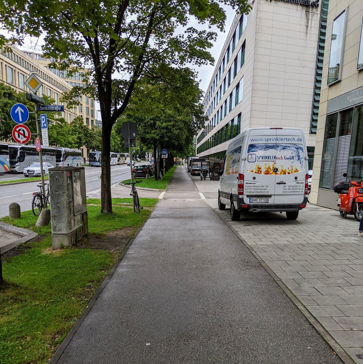 runtervomradweg's tweet photo. Wird bei der Berechnung der #Flächenverteilung im öffentlichen Raum der Gehweg eigentlich anteilig dem #MIV zugerechnet? Am #Altstadtring in #Muenchen wäre das die einzig sinnvolle Vorgehensweise. #runtervomgehweg https://t.co/VrWSzEl05Y