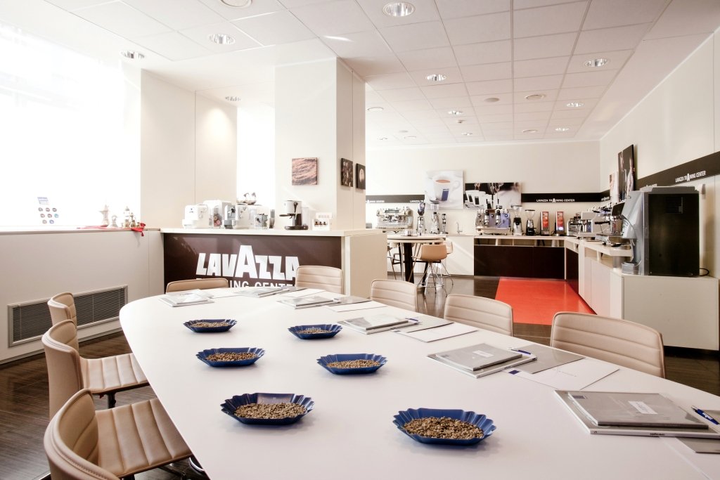 El #LavazzaTrainingCenter ha estado promoviendo la cultura del café durante más de 25 años a través de la formación de profesionales, la investigación para conseguir un espresso de calidad única y perfecta, y la experimentación con nuevas formas de sabor.
#Lavazza #TrainingCenter
