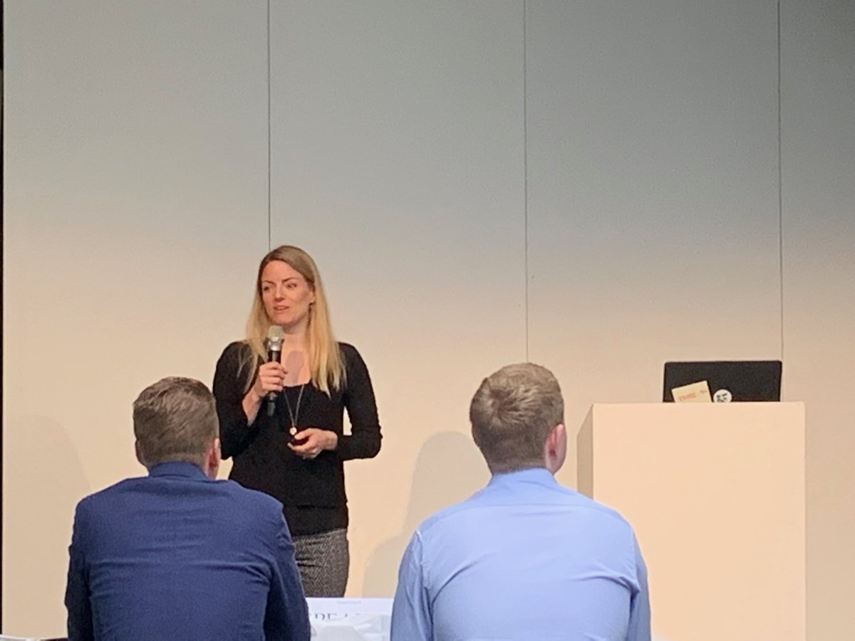 Felicitas Suter von ⁦@ValoraGroup⁩ präsentiert Avec X und Avec box an der #MoMaKo19