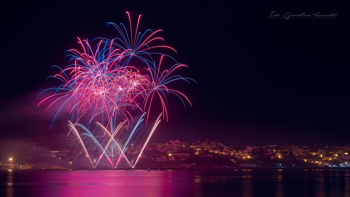 Chambimba's tweet photo. Fantástico espectáculo de #fuegosartificiales en #Ribadeo https://t.co/b7l4yKQVZE