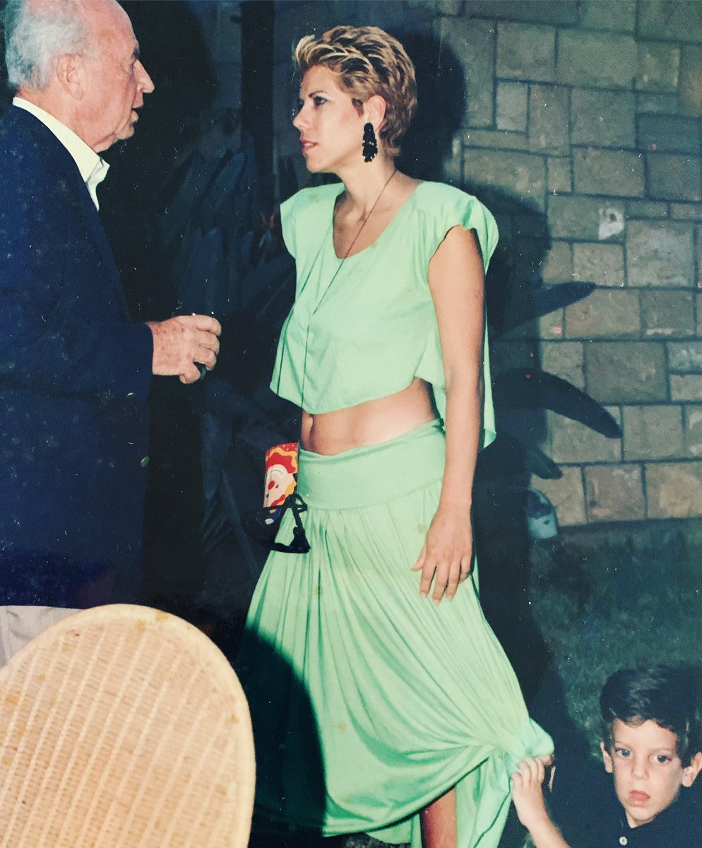 תמונה שמוצאים בשיפוצים. האיש שהוביל את ישראל לנצחון הגדול ב תולותיה. מלחמת ששת הימים, למרות היותו נערץ ועם קבלות על הצלת המדינה שלנו, הוא החליט היתפטר בעקבות גילוי חשבון הדולרים שאשתו הפקידה בניגוד לחוק. לא גרר את המדינה לשינאת אחים בשביל לקבל חסינות.