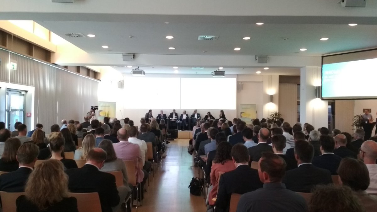 Auftaktverstaltung des #InnolabBo19 mit einem Apell von <a href="/michaelfranz04/">Michael Franz</a>
in Digitalisierung zu investieren. Wer es nicht tut, versäumt den Anschluss, verschwendet wichtige Ressourcen und kann im schlimmsten Fall Menschen gefährden.