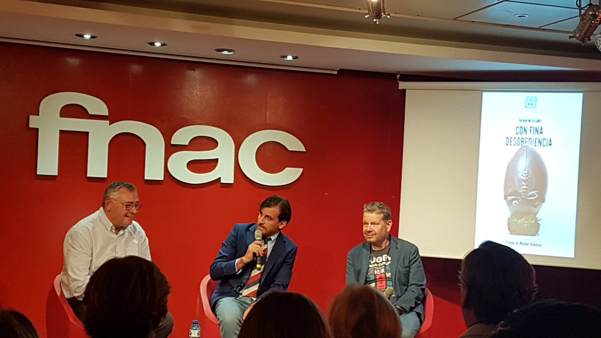 Presentación del libro "Con fina desobediencia" con 3 cracks ¡Muchas gracias por una charla tan amena! <a href="/FermindelaCalle/">Fermín de la Calle🏉</a> <a href="/michaelrobinson/">Michael Robinson</a> <a href="/albertochicote/">Alberto Chicote</a>