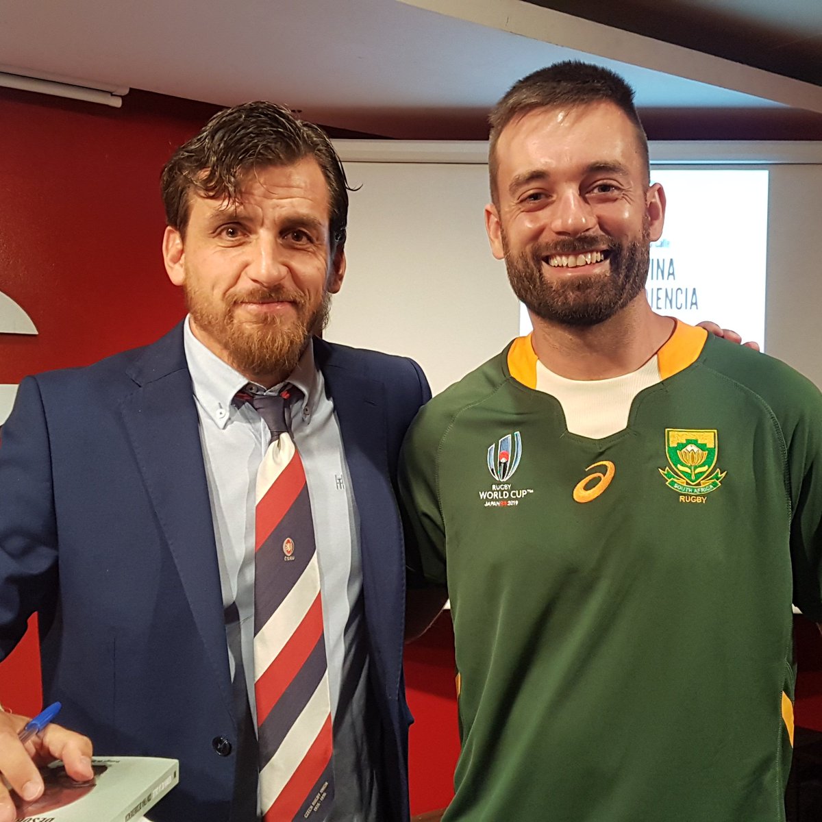 Aquí recogiendo mi dedicatoria vestido de Bok. Gracias por escribir el libro <a href="/FermindelaCalle/">Fermín de la Calle🏉</a> me da que lo voy a devorar.