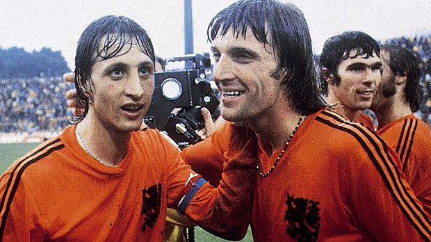 Todo Sobre on Twitter: "@MundoUT_ @LaCasacaBlog Cruyff es probablemente el caso más famoso. Hacía lo mismo en la selección holandesa, incluso con la camiseta de juego (la suya tenía dos