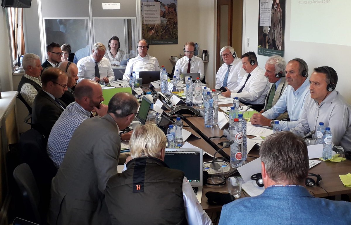 7 millones de #cazadores europeos representados en esta mesa. <a href="/FACEforHunters/">FACE</a> #europa