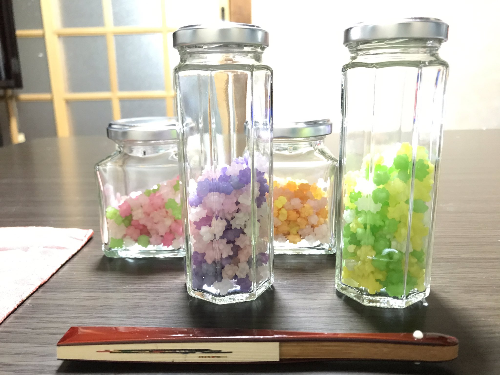 木林 ちなみに金平糖は振出代わりの瓶に入れて 茶道具と一緒に茶箪笥へ入れてます 夏の間はもう一色 青の金平糖 をメインで消費していました 秋は秋桜と藤の消費量が増え 冬になると別のお店の柚子味が入った瓶も並びます お茶楽しい T Co