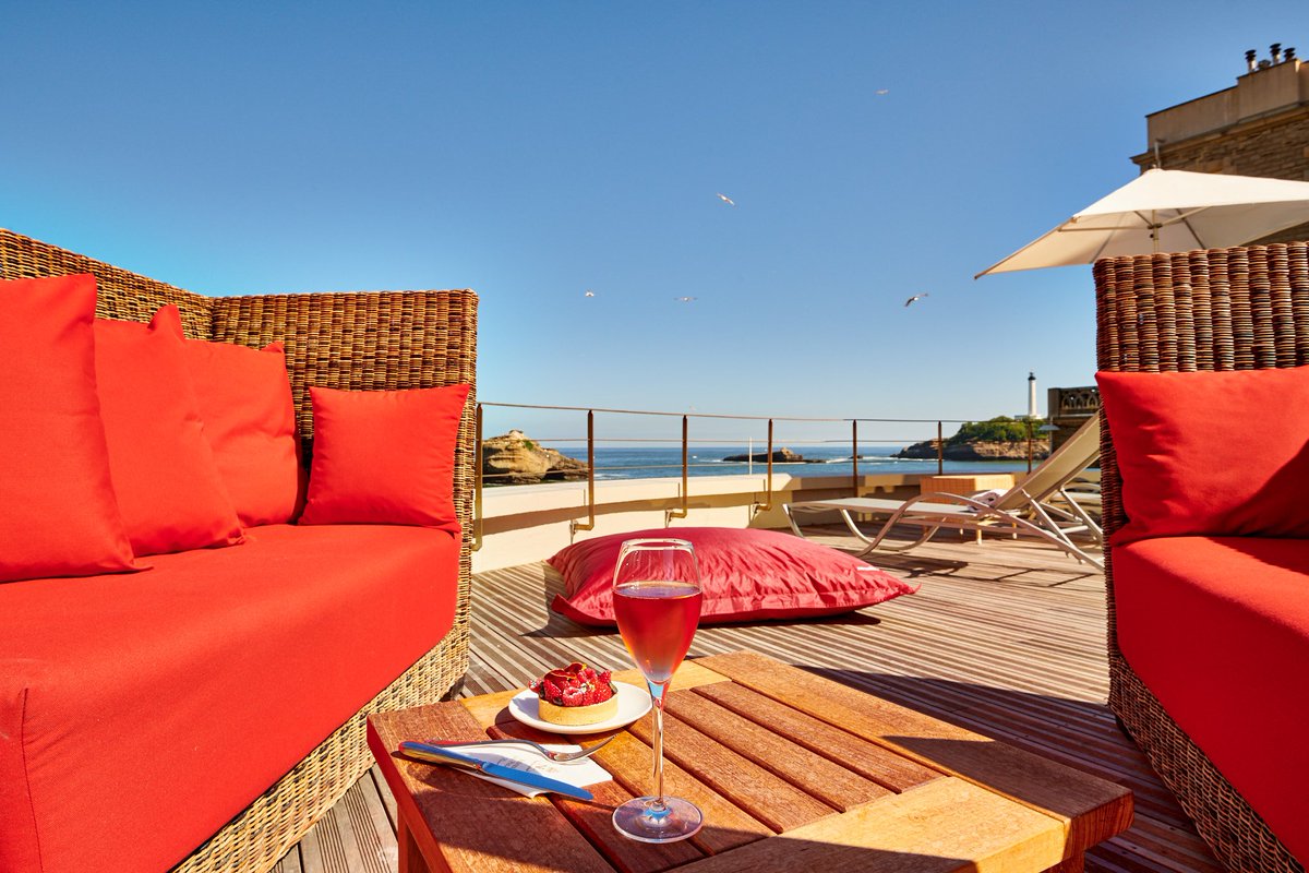 Le Lounge Eugénie du Spa Impérial s’ouvre sur une grande terrasse au-dessus de la mer, avec une vue magnifique sur Biarritz. 🌊
#Biarritz #Lounge #Spa