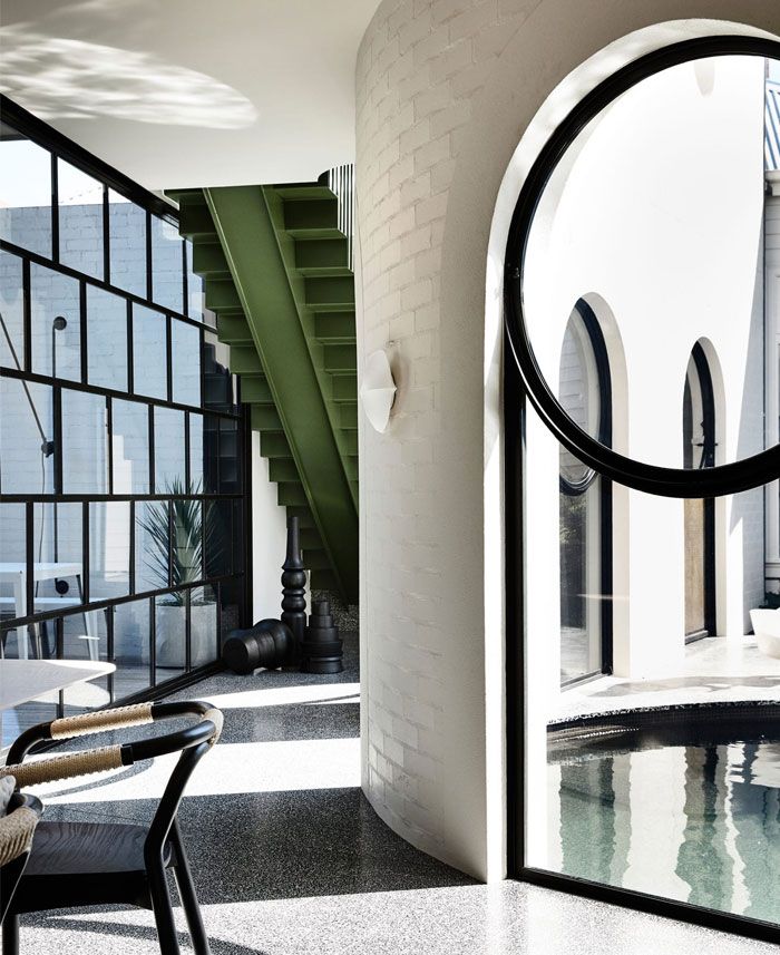 LithosDesign's tweet image. #Aesthetic and #fuction for the ultimate sophistication:  an original and dynamic idea that focuses on oval shapes and architectural and decorative details, not forgetting all the practical aspects a modern family house has to fulfil.
buff.ly/2HZ6gVv
via @interiorzine