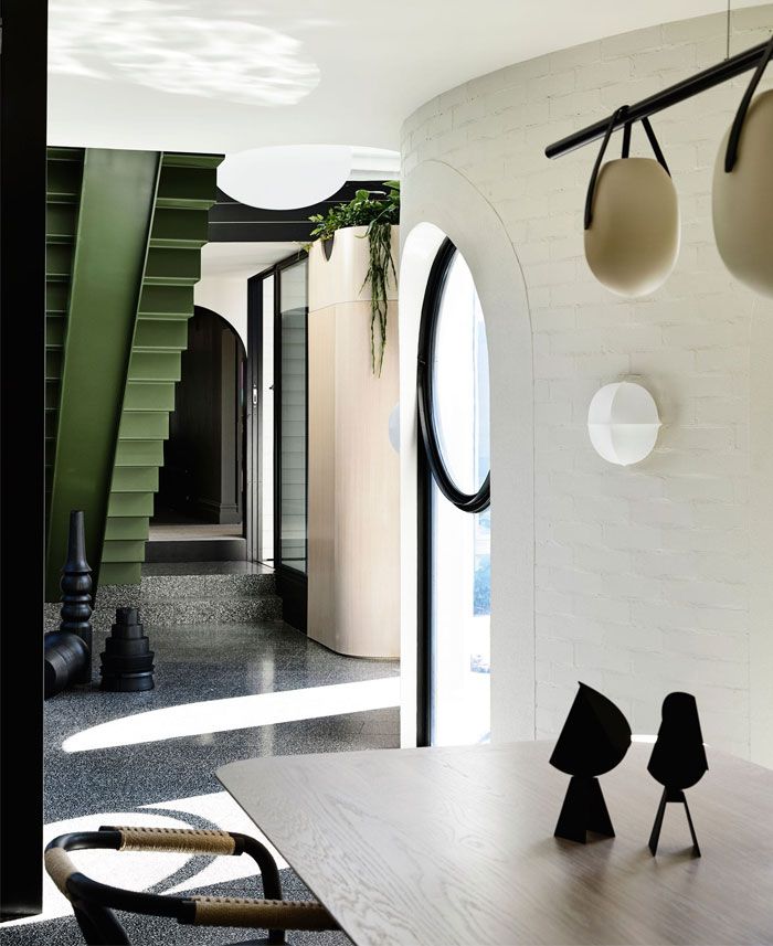 LithosDesign's tweet image. #Aesthetic and #fuction for the ultimate sophistication:  an original and dynamic idea that focuses on oval shapes and architectural and decorative details, not forgetting all the practical aspects a modern family house has to fulfil.
buff.ly/2HZ6gVv
via @interiorzine