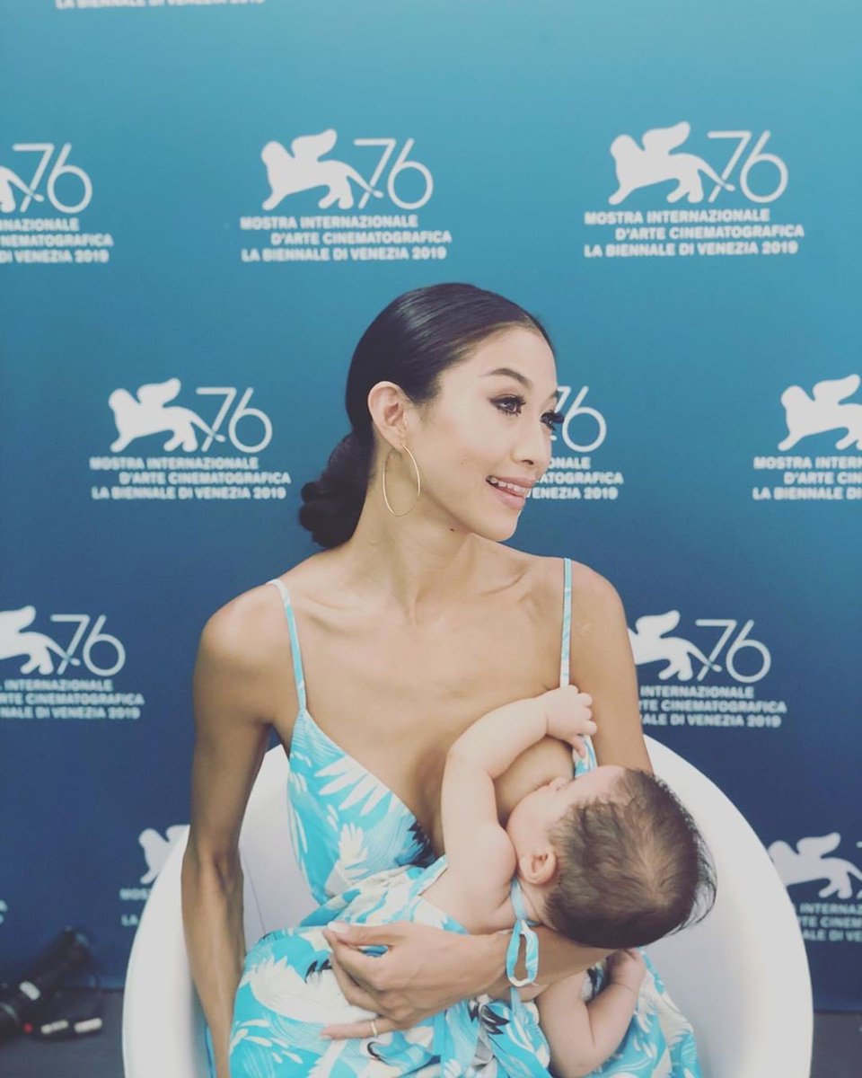 Sachiko Fukumoto es la actriz que alimentó a su bebé durante una red carpet y rueda de prensa en el Festival #Venice76 😊 A ella no le importó que la juzgaran y además lució increíble mientras lo hacía 🔥
