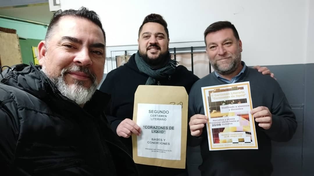 DanteBoeri's tweet image. Hoy por la mañana visitamos a lxs compañerxs en la Primaria 39 y las Secundarias 43 y 31y la Escuela de Arte de #Echeverria y en las Primarias  26 y 20 y la Secundaria 12 de #Ezeiza
Llevamos las bases del certamen literario " Corazones de Liquid"!!!
@SUTEBAProvincia