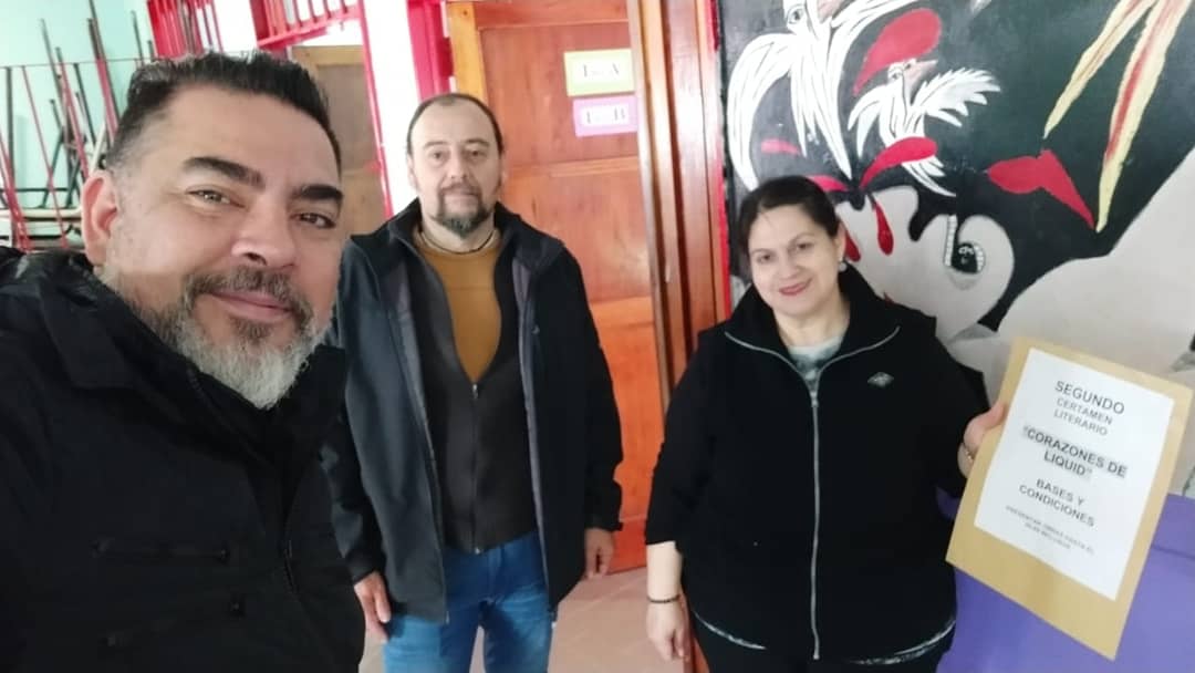 DanteBoeri's tweet image. Hoy por la mañana visitamos a lxs compañerxs en la Primaria 39 y las Secundarias 43 y 31y la Escuela de Arte de #Echeverria y en las Primarias  26 y 20 y la Secundaria 12 de #Ezeiza
Llevamos las bases del certamen literario " Corazones de Liquid"!!!
@SUTEBAProvincia