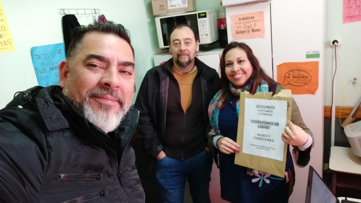 DanteBoeri's tweet image. Hoy por la mañana visitamos a lxs compañerxs en la Primaria 39 y las Secundarias 43 y 31y la Escuela de Arte de #Echeverria y en las Primarias  26 y 20 y la Secundaria 12 de #Ezeiza
Llevamos las bases del certamen literario " Corazones de Liquid"!!!
@SUTEBAProvincia