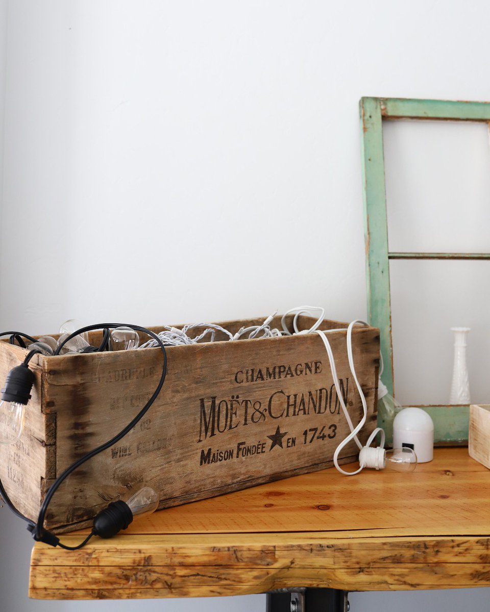 SettingsEvent's tweet image. Everything looks better on our live edge pub tables.

#pubtable #cafelights #moetandchandon #liveedge #showroom #eventrentals #weddingrentals #partyrentals #settingseventrental #colorado