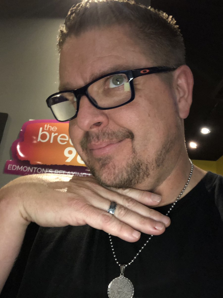 Burkeeboy's tweet photo. Sooooo, the #chinselfie has replaced the #ducklip selfie as the coolest way to take a selfie. I think Iโve got it down. #TuesdayMotivation #TuesdayFun https://t.co/p9madCphXT