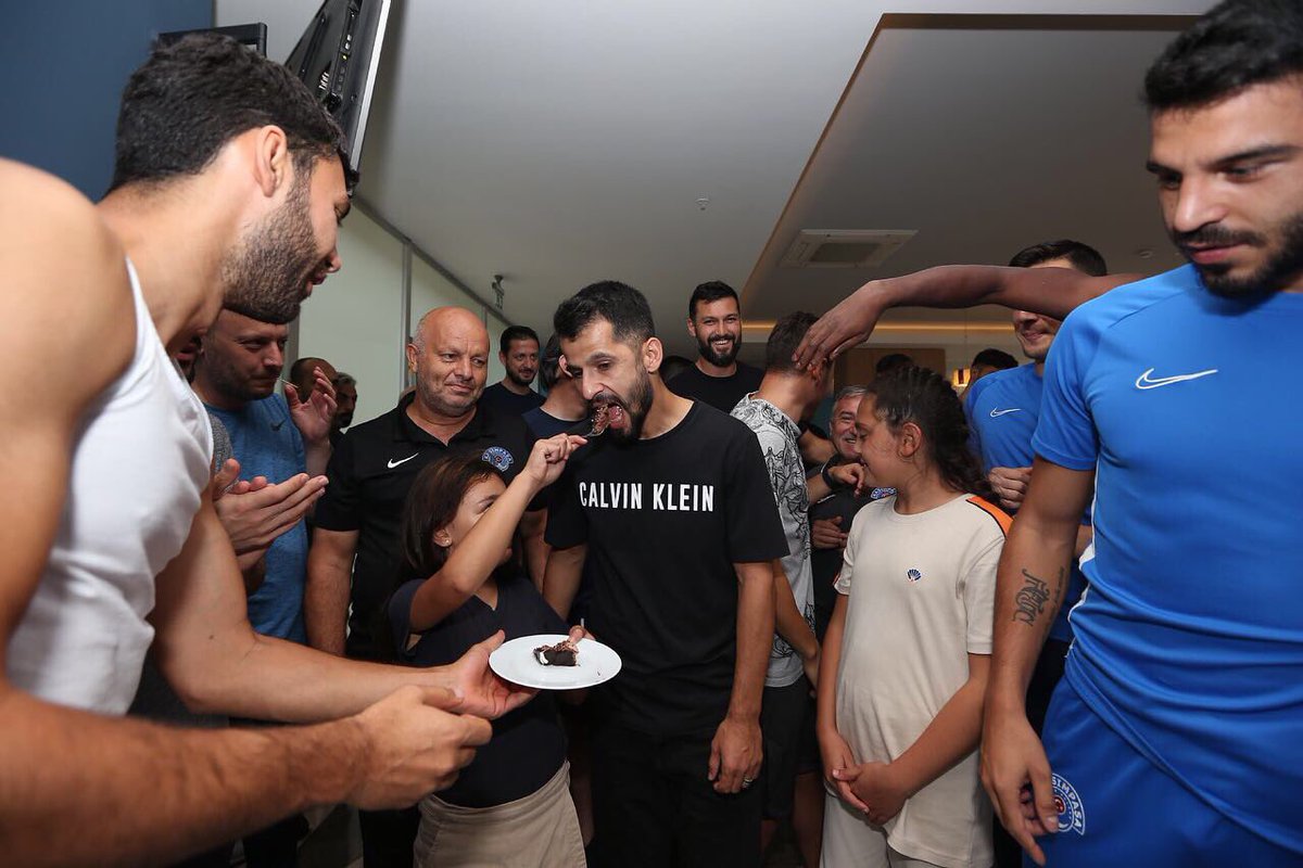 kasimpasa's tweet photo. 🎂🎉Oyuncumuz İlhan Depe’nin doğum günü, teknik heyetimiz, oyuncularımız ve personelimizin katıldığı törende kesilen pastayla kutlandı.

#Kasımpaşa🔵⚪️ https://t.co/ksxYI6Fhyf
