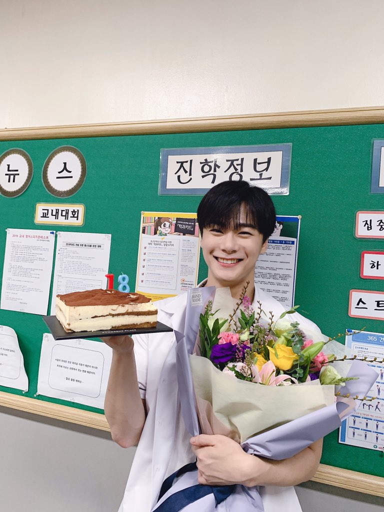 ASTRO_Staff's tweet photo. [#아스트로]
지금까지 #오제 의 모든 순간을 응원해주시고, 함께 해주신 #아로하 감사합니다🥰💜
앞으로 수놓아질 문빈의 아름다운 순간들✨ 함께하기로 약속해요💜

#ASTRO #문빈 #열여덟의순간 #열순 #정오제 https://t.co/onkLtm7oOf