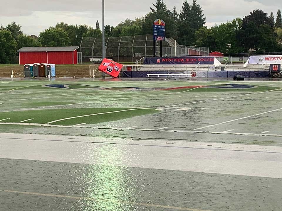 fox12oregon's tweet photo. McNary HS soccer team helps Westview HS players sandbag gym during heavy rain https://t.co/hPfxOnBwe2 https://t.co/EpsjKz4Fsl