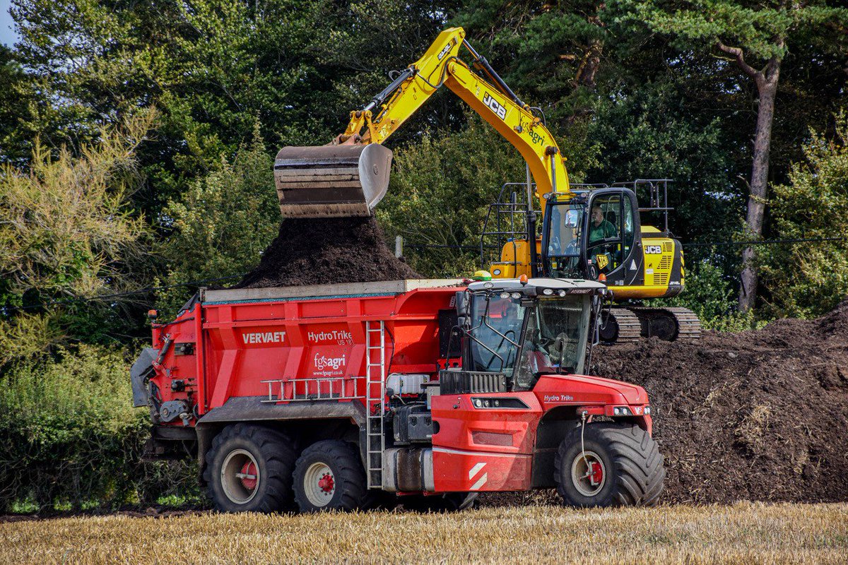 Amazing photo's of our Vervaet spreaders in action, hard at work on a farm in Hampshire. A huge thanks again to Thomas Stone who took the photos, if you would like to see more, he has a great collection on his Instagram instagram.com/agri_action/ #FGS #FGSAgri #Spreading #Vervaet